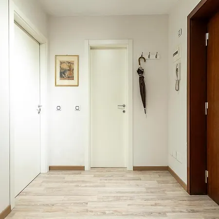 Attico Con Terrazzo - - Duomo 10 Min Appartement