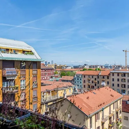 Large With Private Balcony And Workspace * Milaan