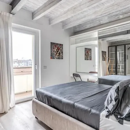 Readmyhostprofile! Luxury 4 Bedroom Penthouse Near Duomo Appartement *
