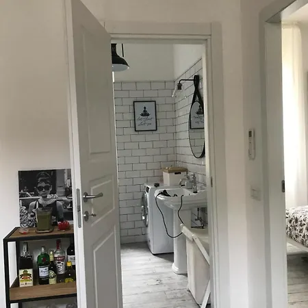 Two Steps From Station Milán