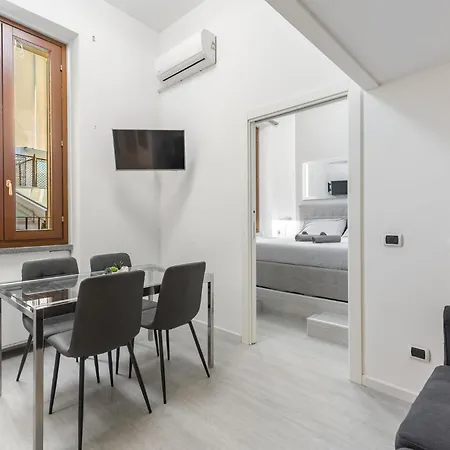 White - Duomo - 6 Posti Milan