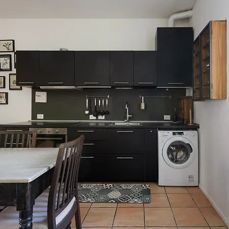 Guesthost - Industrial-style In Chinatown! *