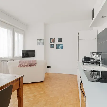 Guesthost - Bright With Parking Milano