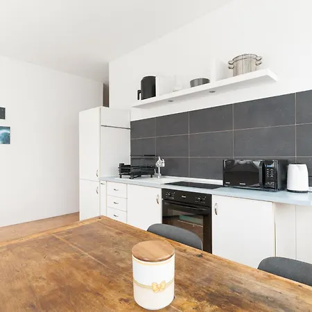 Guesthost - Bright With Parking