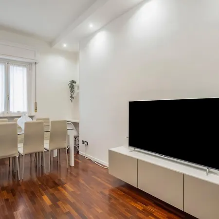 De Angeli M1- Cosy With Balcony Apartment