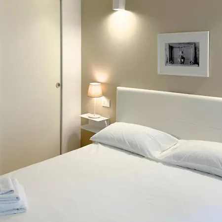 Modern Centre Near San Babila And Duomo 밀라노