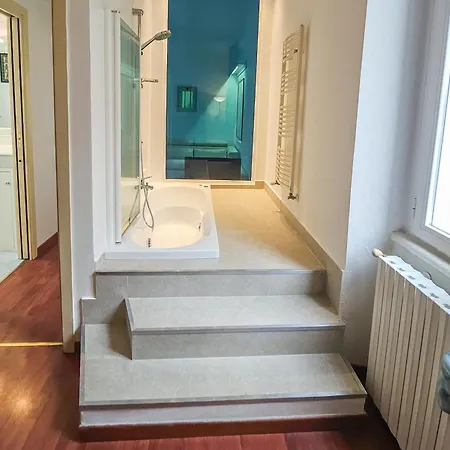 Appartement Guesthost - Modern With Hot Tub Milaan