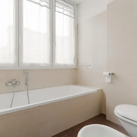 Guesthost - Bright With Parking * Milano