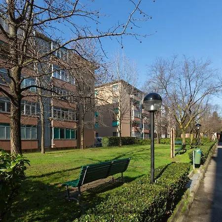 Guesthost - Bright And Modern شقة