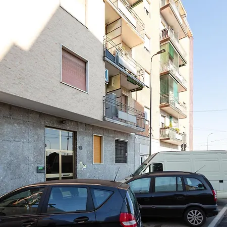 Guesthost - With Wifi & Ac- Calvairate Appartement *