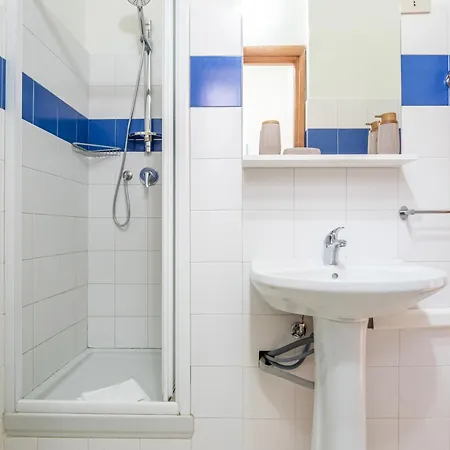 Guesthost - Bright Apt- Piazzale Loreto Lägenhet *