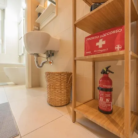 Bright & Cozy 2 Bedroom Flat 50m From M4 Stop アパート ミラノ