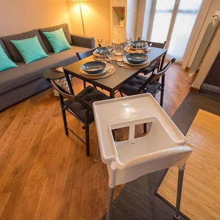 アパート Bright & Cozy 2 Bedroom Flat 50m From M4 Stop ミラノ
