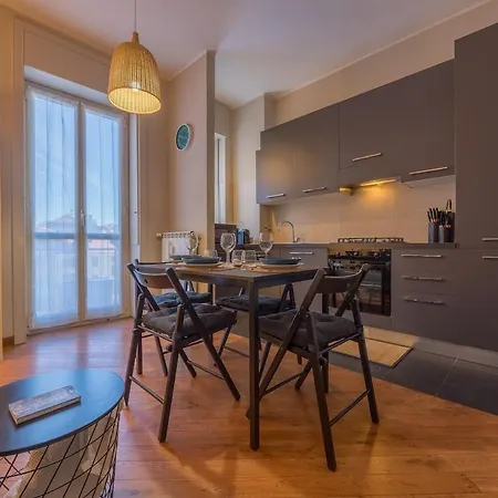 Bright & Cozy 2 Bedroom Flat 50m From M4 Stop * ミラノ