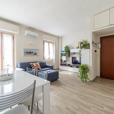 Stylish Porta Romana With Terrace Milano