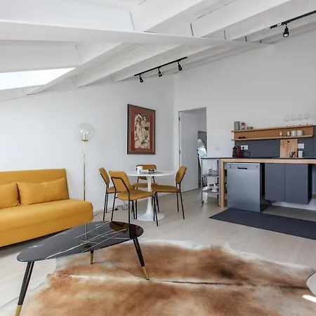 Newly Renovated Bright Penthouse דירה