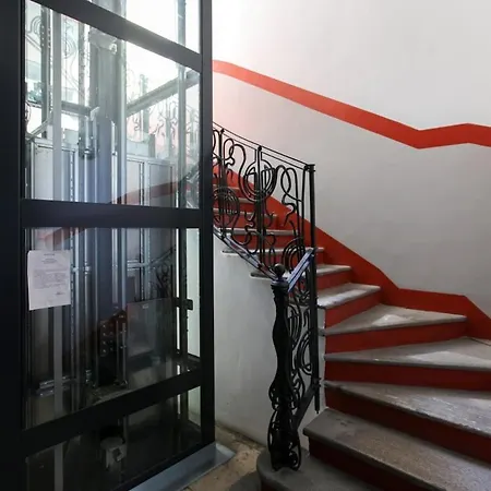 Newly Renovated Bright Penthouse מילאנו