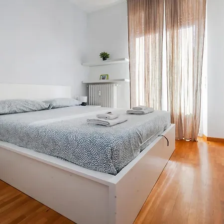 Da Vinci - With Balcony In Design District - Tortona Area Apartman