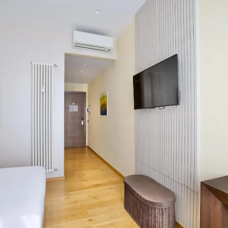 Ah - Fashion District