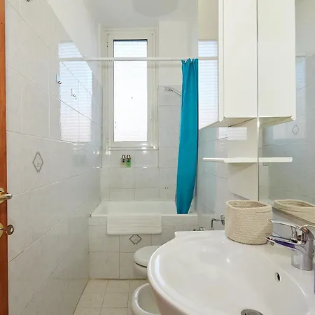 Family Friendly & Spacious W Balcony Metro Appartement *