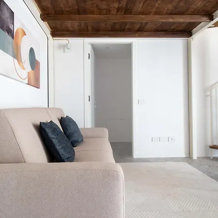 The Vertical House - Elegant Refuge On Two Floors *