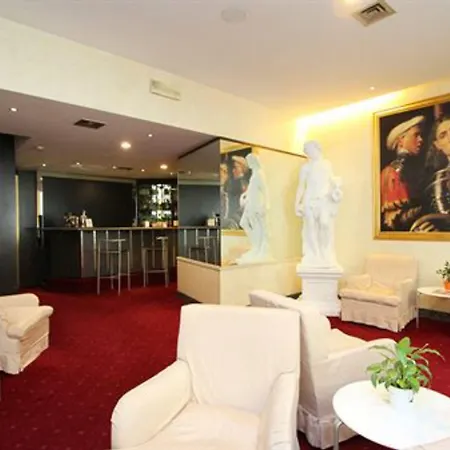 Club Hotel 3*