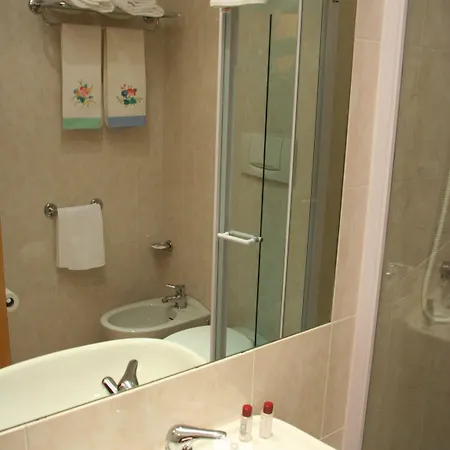 Albert Hotel מלון 3*