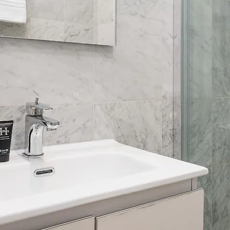 Strategic -fully Equipped, 5 Minutes From Station, M2, M3, Airport Shuttle Apartment Milan