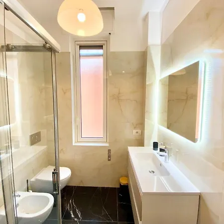 Penthouse With Panoramic Terrace-8 Minutes From The Duomo דירה *