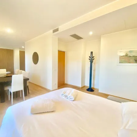 דירה Penthouse With Panoramic Terrace-8 Minutes From The Duomo