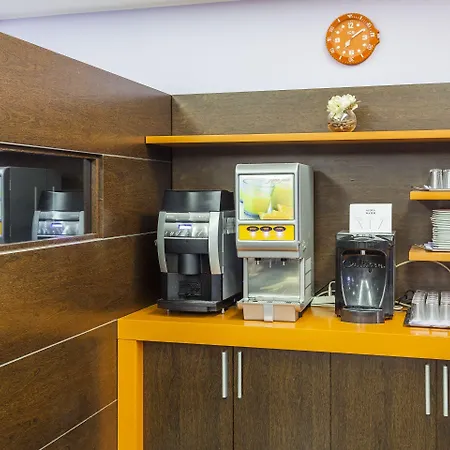 Des Etrangers מלון