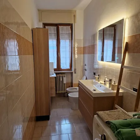 Large Bright - Strategic Location דירה