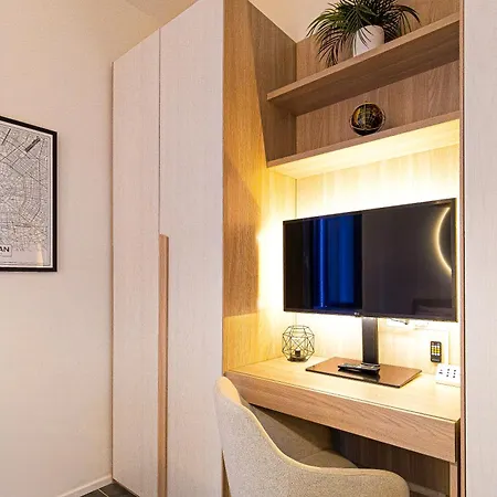 Elegance 10 Min To Duomo & Station شقة