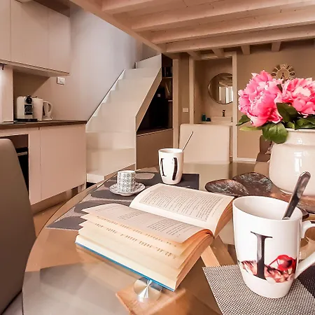 アパート Joivy Sophisticated 2 Bedroom Loft For 4 ミラノ
