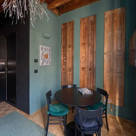 דירה Artistic Flat W Wooden Beams, Porta Venezia