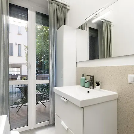 Station In 15 Min, Charming ميلان