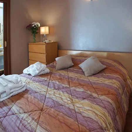 Skyline In Citta Studi A 1 Minuto Dal Metro Con Terrazzo Wi-fi E Netflix Διαμέρισμα