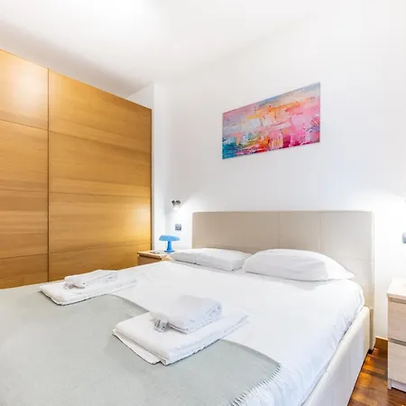 Luminoso Attico Con Garage Gratis Vicino Al Duomo E Allo Ieo Apartmán