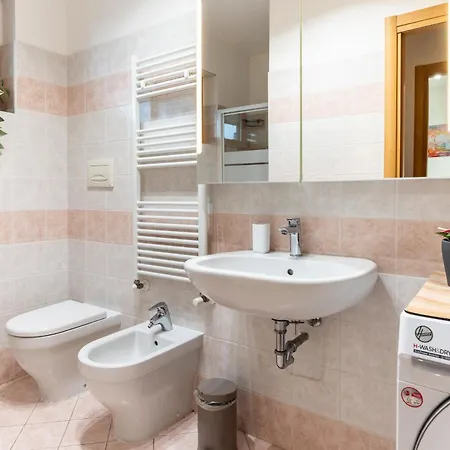 Apartmán Luminoso Attico Con Garage Gratis Vicino Al Duomo E Allo Ieo
