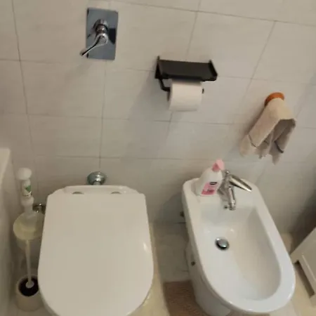 Stanza Matrimoniale Comoda, A 5 Minuti A Piedi Dalla Metro, Perfetta Per Muoversi A Kwatera prywatna