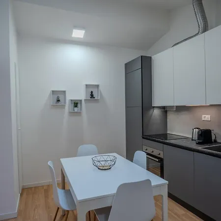 House241 Bocconi Lägenhet