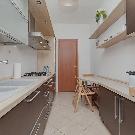 Stylish Near Duomo, Near Metro, Balcony מילאנו