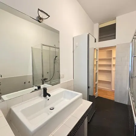 Wood Essence - Authentic Large -city Center Daire