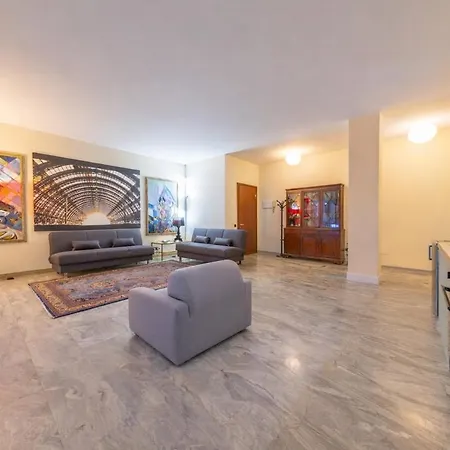 アパート - Spacious And Bright Apartment, Elegant Area