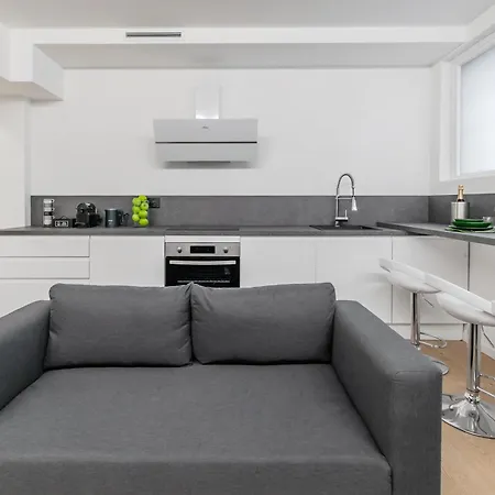 Urban Jungle M3 Duomo 12 Min Apartment Milan