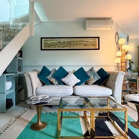 Cozy With Balcony Metro Minutes Away アパート ミラノ