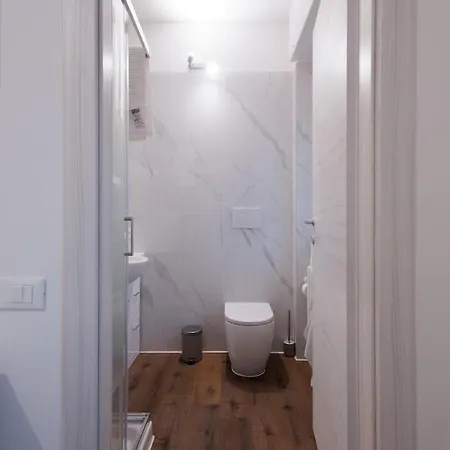 Cinzia's House - 5 Minutes From The Metro شقة