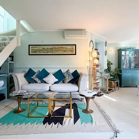 Cozy With Balcony Metro Minutes Away *