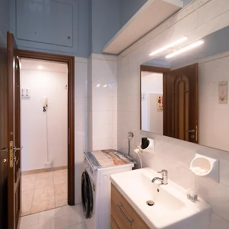 Design & Comfort Near Station شقة