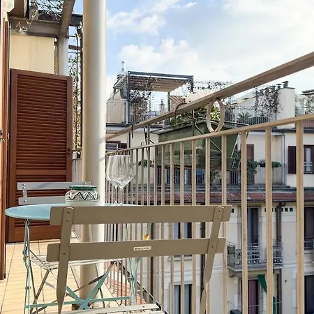 Cozy With Balcony Metro Minutes Away * ミラノ